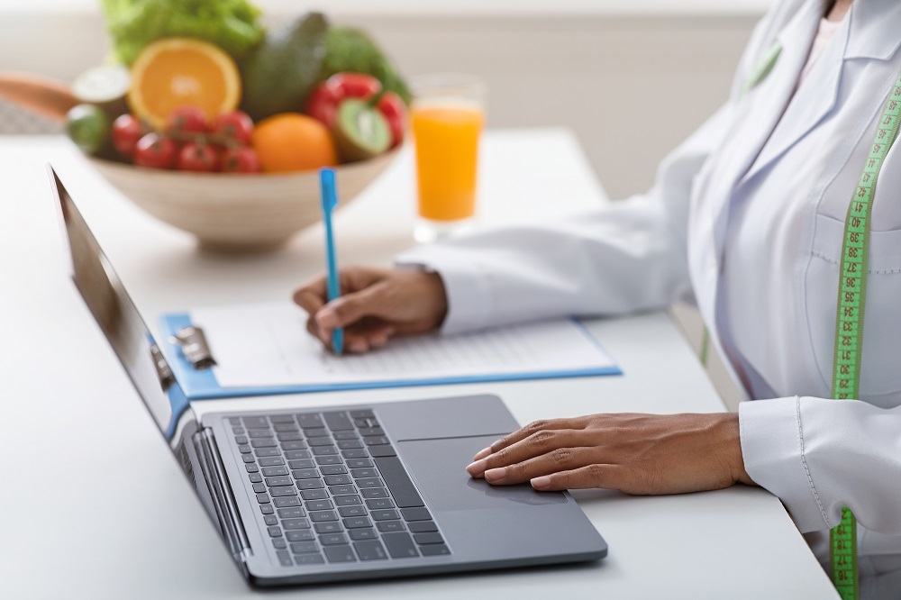 Dieta online – jakie są zalety korzystania z porad dietetyka w Internecie?